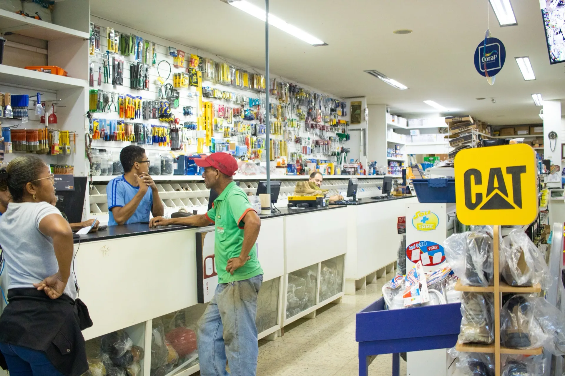 Equipe atendendo clientes no balcão da Eletromário Matriz